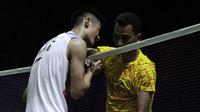 Tommy Sugiarto tersingkir dari Indonesia Open 2019 setelah kalah dari Chen Long pada babak pertama di Istora, Senayan, Jakarta, Rabu (17/7/2019). (Bola.com/Yoppy Renato)