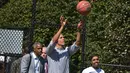 Presiden AS, Barack Obama saat bermain basket di Gedung Putih, Washington, DC, pada tanggal 6 April 2015. Obama rutin melakukan latihan yang bisa menjaga daya tahan tubuh, bermain basket dan ia berolahraga 4 kali dalam seminggu. (AFP PHOTO/Mandel NGAN)