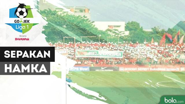 Bek Sriwijaya FC, Hamka Hamzah, nyaris mencetak gol dari tengah lapangan saat menghadapi Madura United.