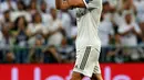 Gelandang Real Madrid, Gareth Bale memberi applause pada penonton usai menghadapi AS Roma pada pertandingan Grup G Liga Champions di Stadion Santiago Bernabeu, Madrid, Spanyol, Rabu (19/9). Madrid membantai Roma 3-0. (AP Photo/Paul White)