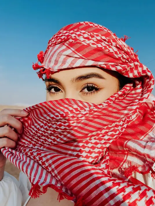 Satu lagi yang melakukan foto mirip adalah Caitlin Halderman. Sebuah potret cantik memperlihatkan Caitlin mengenakan sorban bernuansa merah putih dan menyisakan area matanya yang indah. [Foto: Instagram/caitlinhalderman]