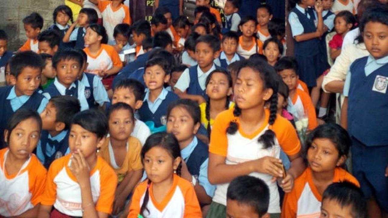Doa bersama ratusan siswa SD kenang 100 hari kepergian Angeline