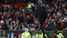 Manajer Manchester United, Jose Mourinho, saat menendang botol pada tengah pertandingan melawan West Ham United, di Old Trafford, Minggu (27/11/2016). (Reuters). 