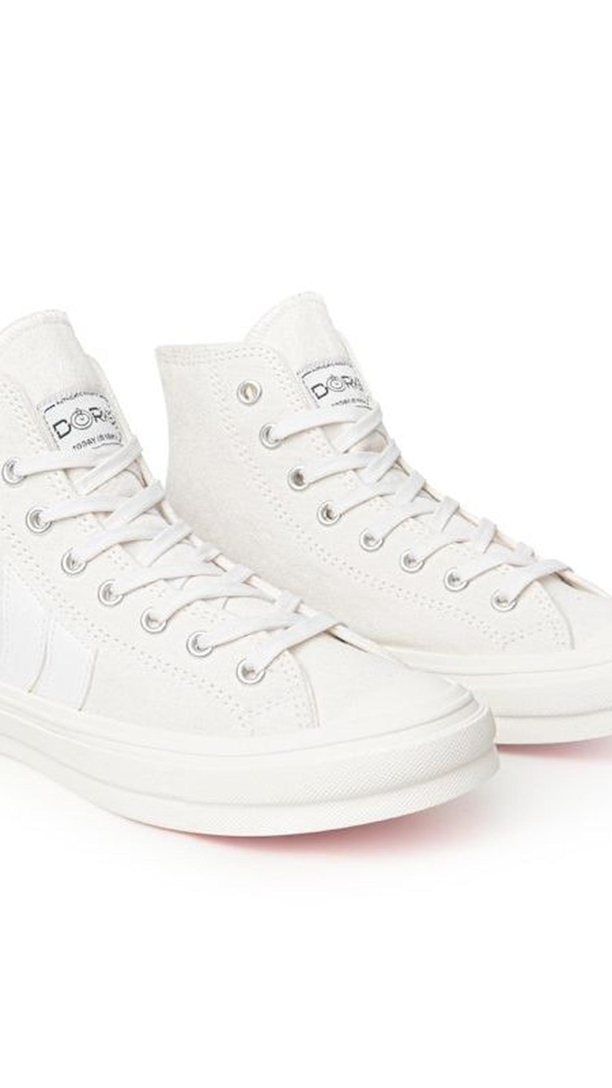 <b>Sneaker Classicdengan Cutting High Off Putih dari Dorks&nbsp;</b>