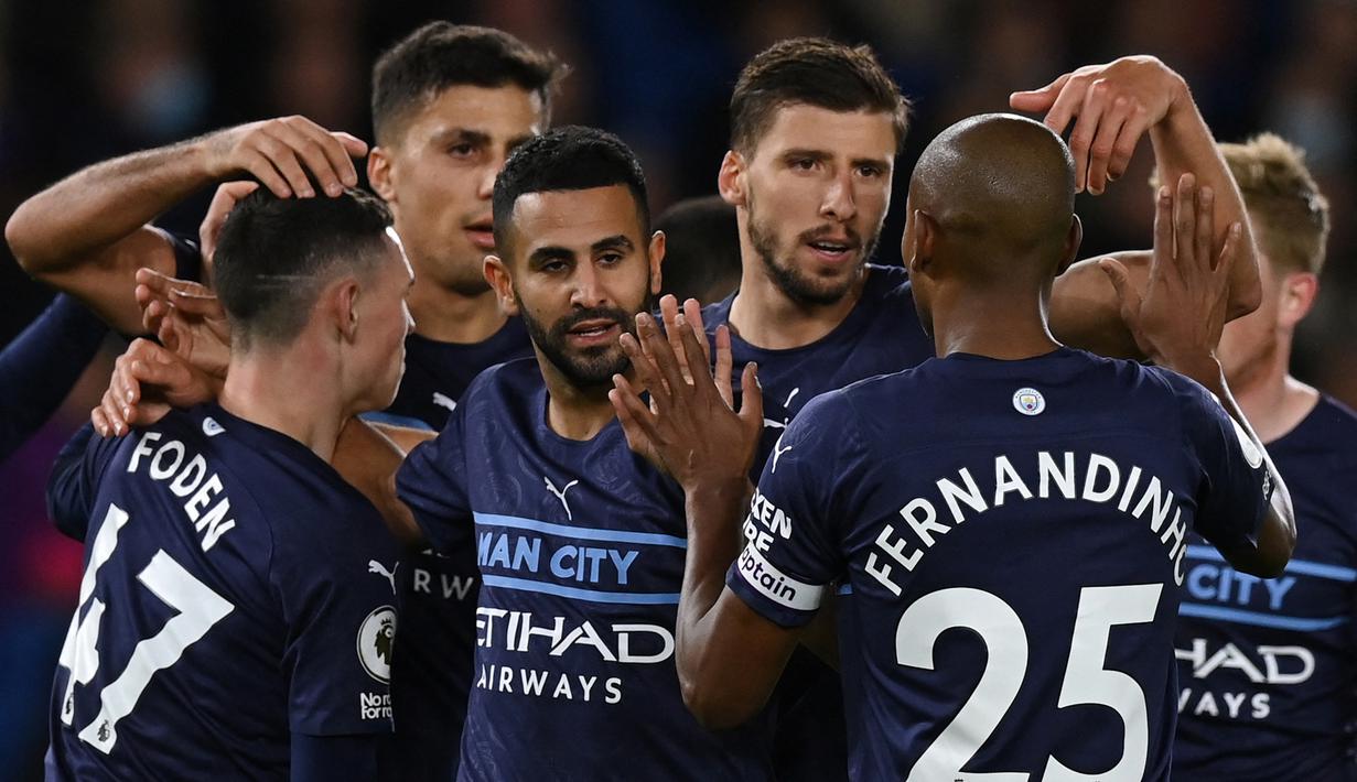Manchester City berhasil memenangi lawatannya ke markas Brighton and Hove Albion dalam laga pekan ke-9 Liga Inggris 2021/2022, Sabtu (23/10/2021). Menang 4-1, The Citizens yang kini mengoleksi 20 poin sementara menggusur Liverpool dari posisi runner-up. (AFP/Glyn Kirk)
