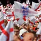 Suporter Inggris memberikan dukungan saat melawan Nigeria pada laga persahabatan di Stadion Wembley, London, Sabtu (2/6/2018). Inggris menang 2-1 atas Nigeria. (AFP/Ben Stansall)