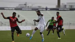 Aksi striker Indonesia, Marinus Wanewar, menendang bola ke gawang Timor Leste di Stadion MPS, Selangor, Minggu (20/8/2017). Laga ini dipimpin wasit Nagor Amir Amir Bin Noor Mohamed.  (Bola.com/Vitalis Yogi Trisna)