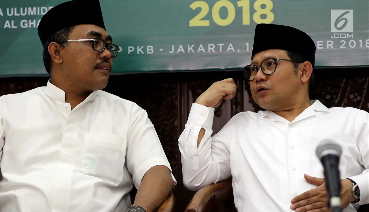 Ketum PKB Muhaimin Iskandar (kanan) berbincang dengan Ketua Panitia Hari Santri Nasional 2018 Jazilul Fawaid saat launching Musabaqoh Kitab Kuning di Jakarta, Minggu (14/10). Launching tersebut dalam rangka memperingati HSN 2018. (Liputan6.com/JohanTallo)