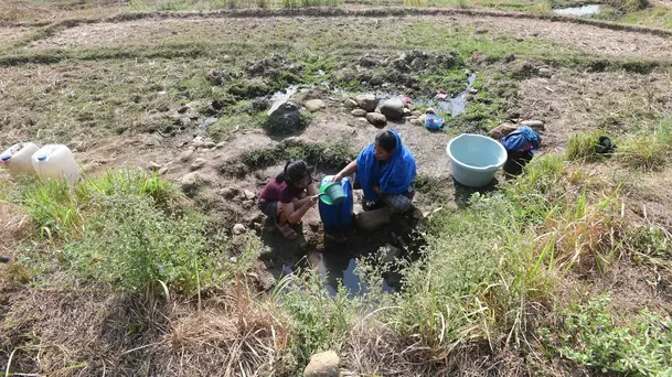 Warga Terpaksa Ambil Air dari Kubangan Bekas Sawah