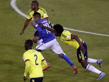 Duel panas terjadi antara Brasil melawan Kolombia pada laga lanjutan Grup C Copa Amerika 2015 di Estadio Monumental, Santiago, Chile, Kamis (18/6/2015). Kolombia menang 1-0 atas Brasil. (REUTERS/Ueslei Marcelino)