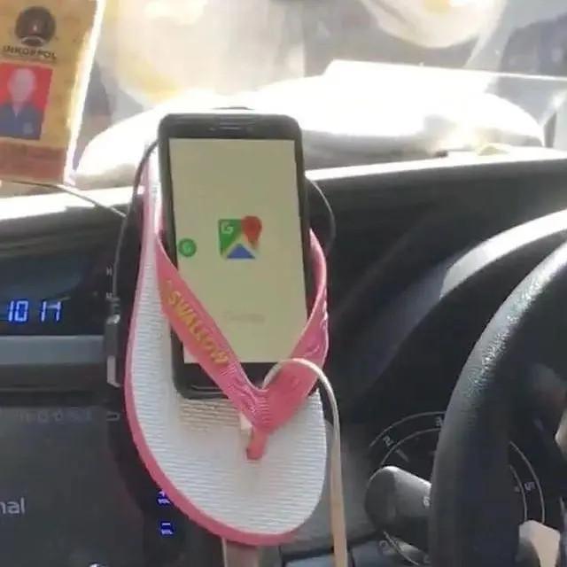 6 Potret Sandal Jepit Jadi Holder HP Ojol Ini Kocak, Bikin Tepuk Jidat