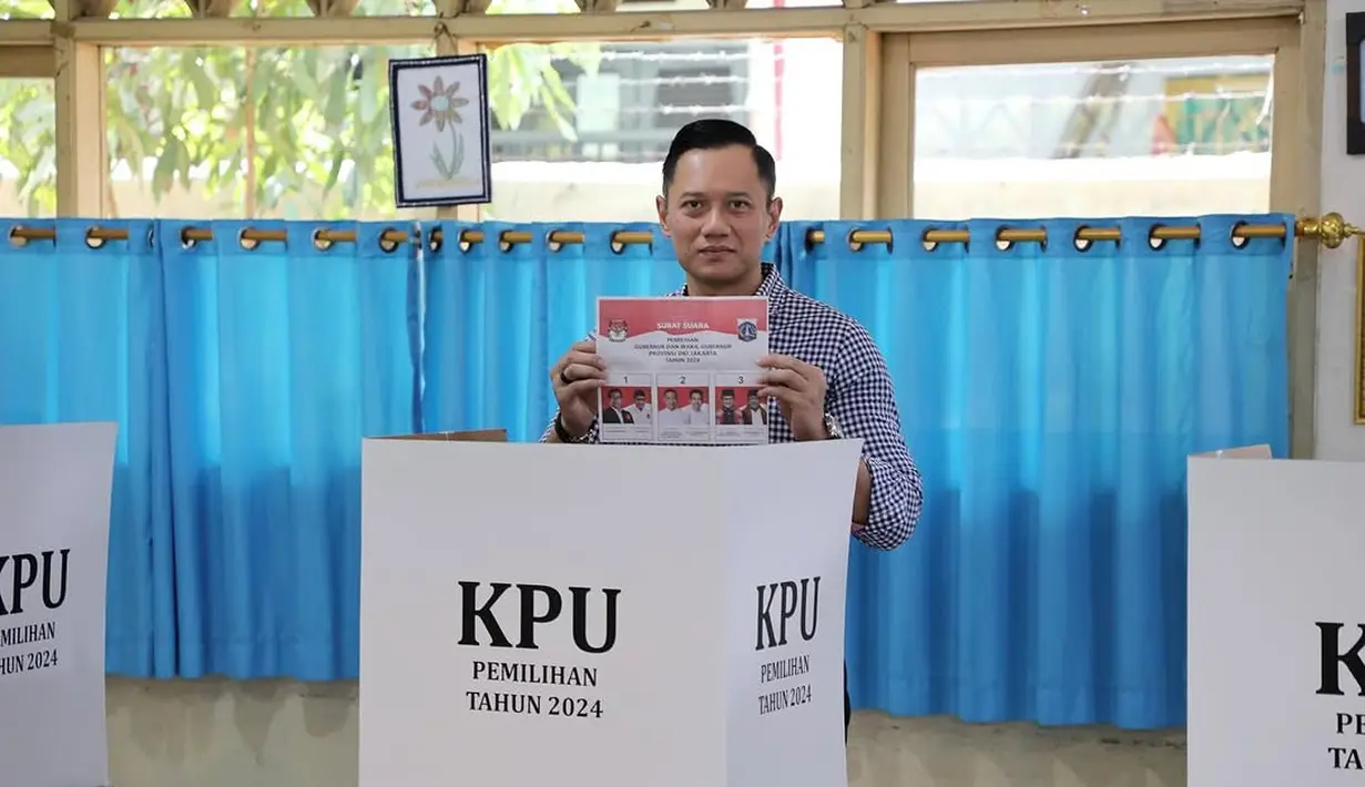 Tanpa Annisa Pohan, Agus Harimurti Yudhoyono nyoblos dengan gaya necis yang khas. Ia kenakan kemeja kotak-kotak dengan celana hitam [@agusyudhoyono]