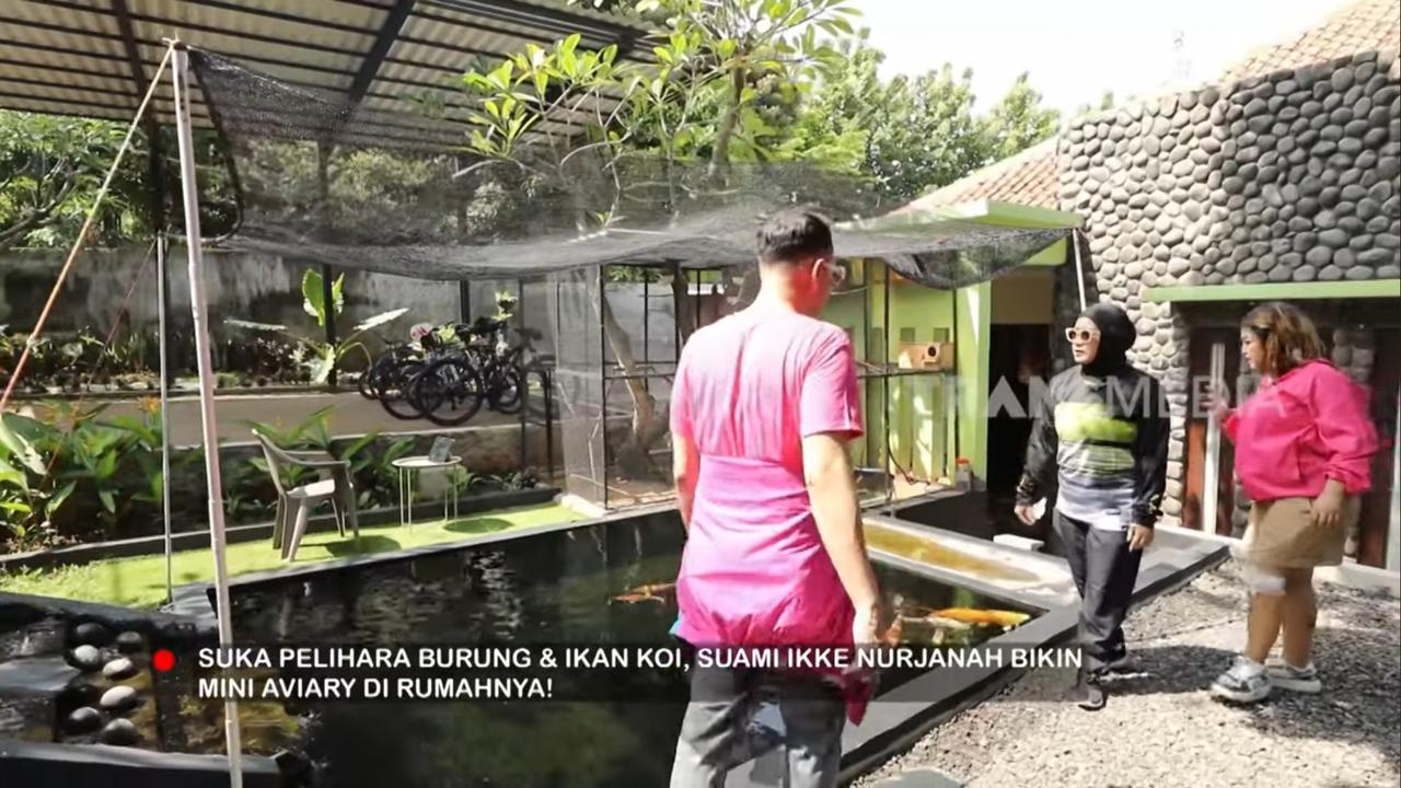 Potret Rumah Ikke Nurjanah Sederhana tapi Homey Banget, Tempat Kumpul Keluarga Super Nyaman - Kolam Ikan Koi di Halaman