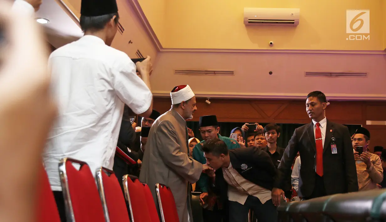 Grand Syeikh Al Azhar Mesir Ahmad Muhammad Ath-Thayeb saat melakukan pertemuan dengan pengurus PBNU di gedung PBNU, Jakarta, Rabu (2/5). (Liputan6.com/Herman Zakharia)