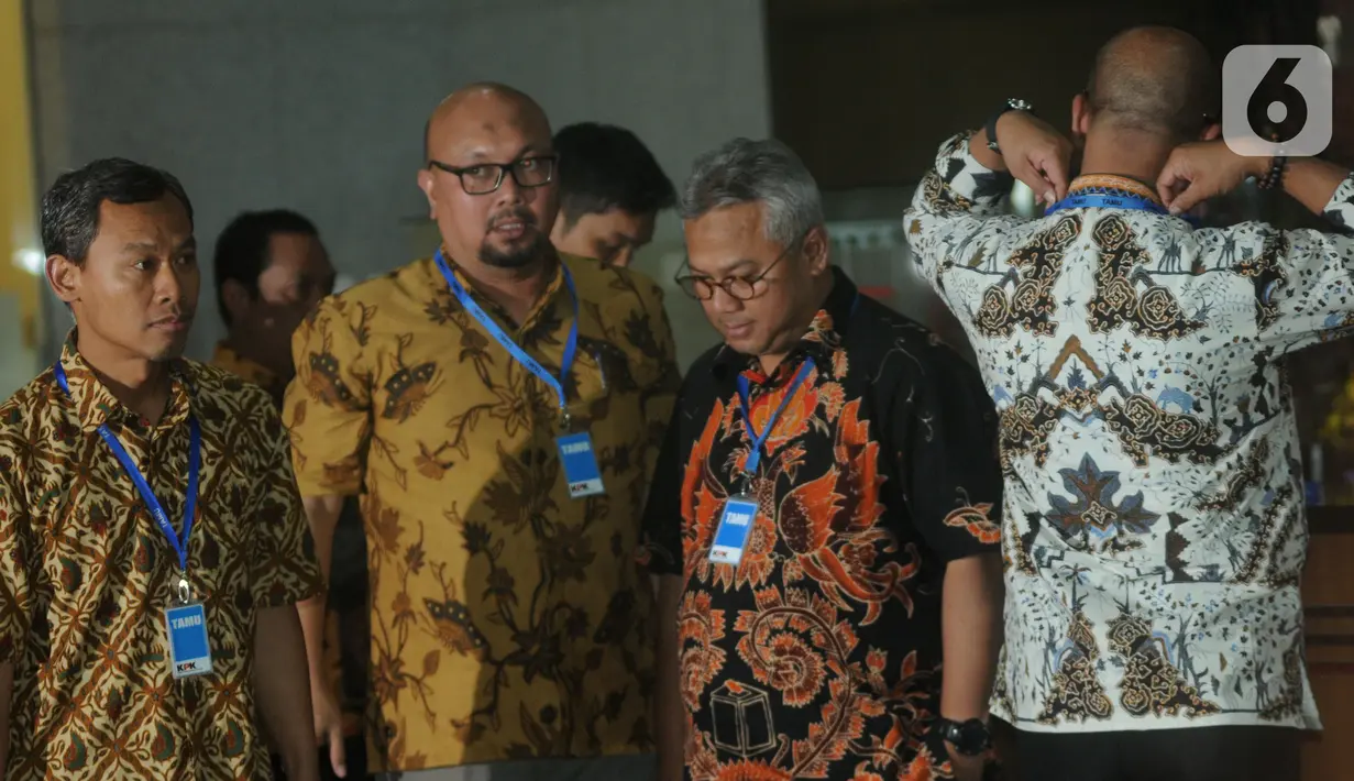 (Kiri ke kanan) Komisioner KPU Pramono Ubaid Tanthowi, Ilham Saputra, dan Arief Budiman saat tiba di Gedung KPK, Jakarta, Rabu (8/1/2020). Kedatangan mereka untuk melakukan konfirmasi kabar OTT yang menjaring salah satu Komisioner KPU, Wahyu Setiawan. (merdeka.com/Dwi Narwoko)