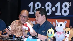 Ketua Kadin Indonesia, Roslan P Roslani (kiri) bersama Ketua Inasgoc, Erick Thohir melihat produk sepatu UMKM berlisensi Asian Games 2018 di Jakarta, Rabu (30/5). Beberapa produk diperkenalkan. (Liputan6.com/Helmi Fithriansyah)