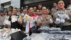 Kepala BNN, Budi Waseso menunjukan barang bukti narkotika jenis sabu dan ekstasi jaringan internasional di Polda Metro Jaya, Jakarta, Rabu (9/9/2015). Polisi  mengamankan barang bukti sabu 115 kg dan ekstasi 5.450 butir. (Liputan6.com/Andrian M Tunay)