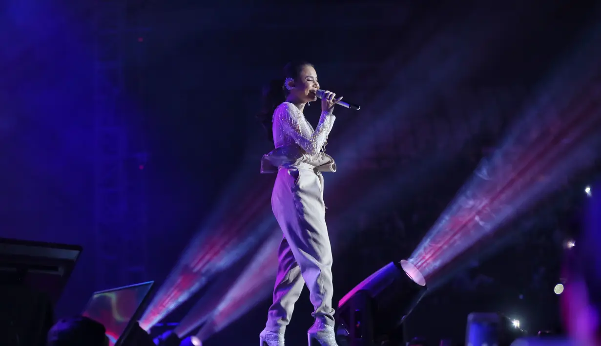 Rossa konser di Tennis Indoor Gelora Bung  Karno (GBK), Senayan, Jakarta Pusat. (Adrian Putra/Fimela.com)