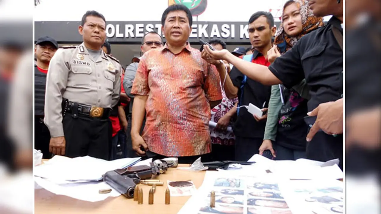 Barang Bukti dan Pelaku Perampokan Basabah Bank Di Bekasi 