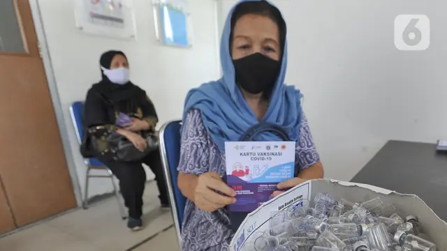 Tenaga Kesehatan Lansia Terima Vaksin di Puskesmas