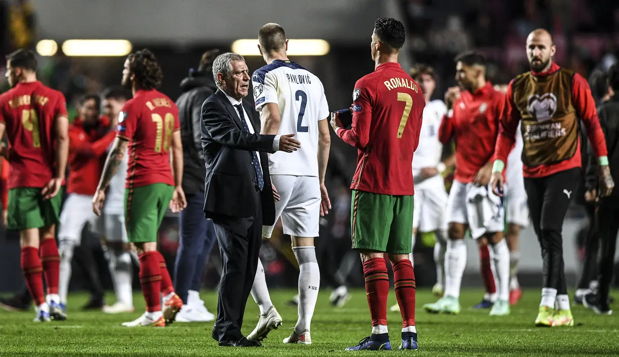 Begitu laga berakhir, sang pelatih Fernando Santos pun yang berusaha menghiburnya malah terkena amarah Cristiano Ronaldo. (AFP/Patricia De Melo Moreira)