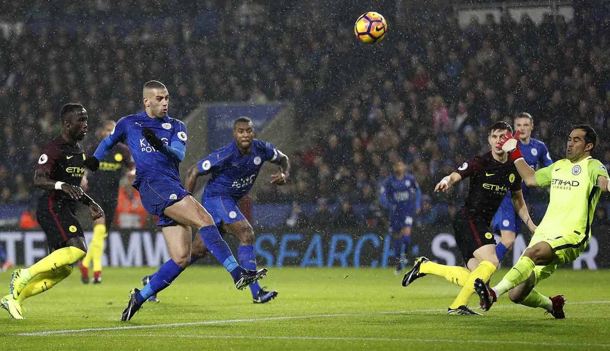 Penyerang Leicester, Islam Slimani, berusaha membobol gawang Manchester City. Meski kalah, City lebih menguasai jalannya pertandingan dengan penguasaan bola mencapai 73 persen. (Reuters/Darren Staples) 