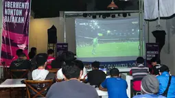 Suasana Roaring Night Chelsea vs Manchester City di Balik Arah Coffee & Food Space, Bekasi, Jawa Barat, Sabtu (17/2/2024). (Bola.com/Pradipta Rama Baskara)