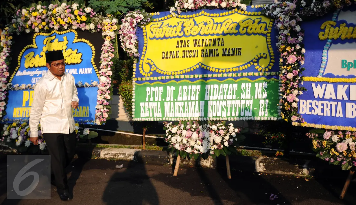 Sekjen Partai Golkar, Idrus Marham saat tiba untuk melayat jenazah Ketua KPU, Husni Kamil Manik di kompleks KPU, Jakarta, Jumat (8/7). Husni Kamil Manik wafat pada Kamis (7/7) di usia 40 tahun. (Liputan6.com/Helmi Fithriansyah)