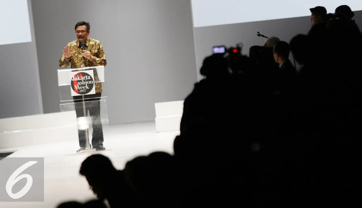 Wakil Gubernur DKI Jakarta Djarot Saiful Hidayat memberi sambutan pada pembukaan JFW 2017 di Senayan City, Jakarta, Sabtu (22/10). Acara peragaan fashion tahunan berlangsung pada 22-28 Oktober 2016. (Liputan6.com/Immanuel Antonius)