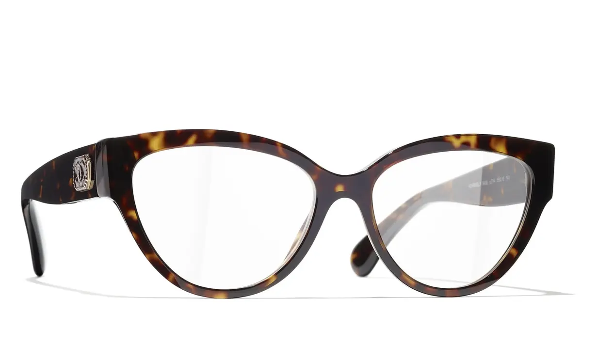 Tiga optik asetat dan tiga pasang sunglasses membentuk bingkai; bulat, persegi, dan mata kucing, yang kemudian mengadopsi warna-warna klasik, seperti hitam, kulit penyu, navy, dan burgundy. Foto: Document/Chanel.