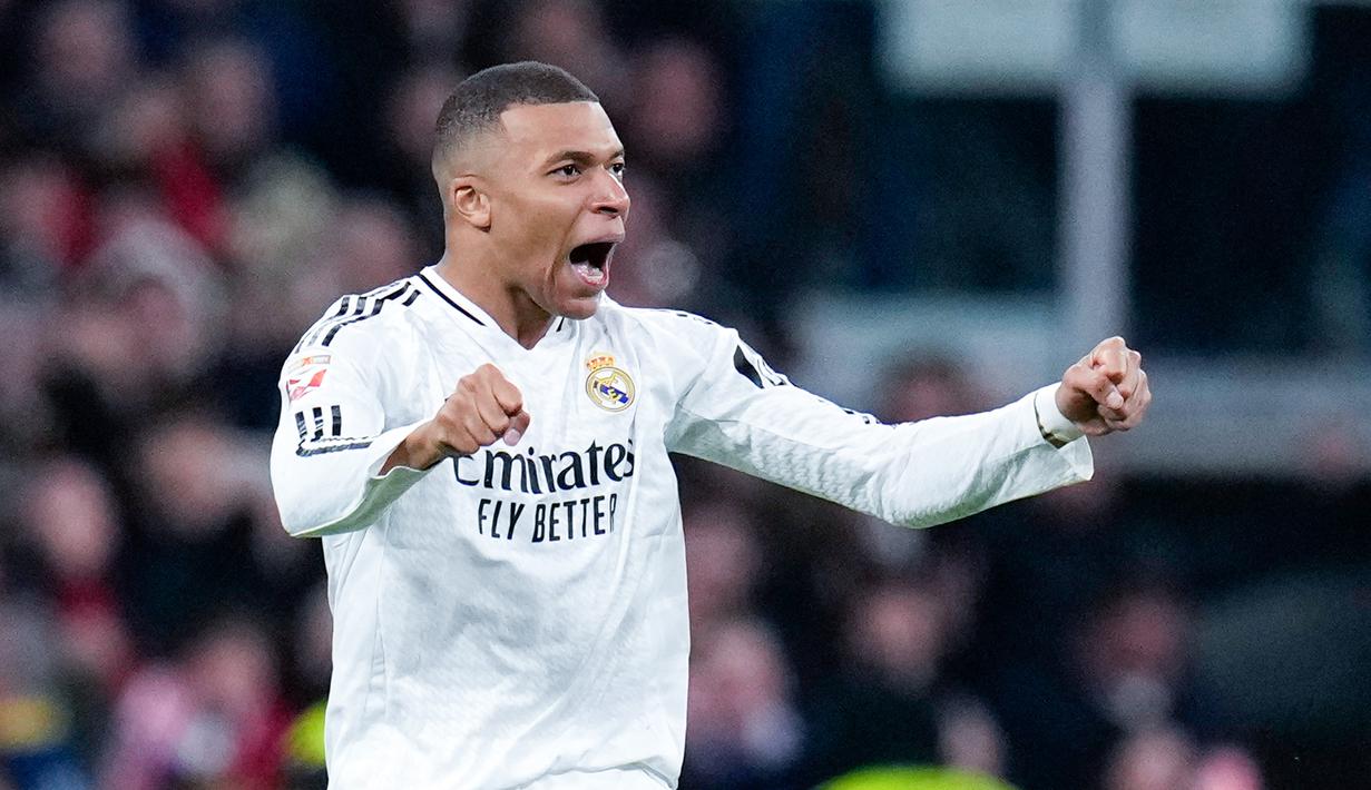 Pemain Real Madrid, Kylian Mbappe, melakukan selebrasi setelah mencetak gol ke gawang Atletico Madrid pada pekan ke-23 La Liga 2024/2025 di Stadion Santiago Bernabeu, Minggu (9/2/2025). (AP Photo/Manu Fernandez)