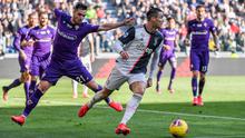 Pemain Juventus Cristiano Ronaldo (kanan) menggiring bola saat menghadapi Fiorentina pada pertandingan Liga Italia di Allianz Stadium, Turin, Italia, Minggu (2/2/2020). Ronaldo tampil memukau dengan menorehkan dua gol saat Juventus menang 3-0. (Marco Bertorello/AFP)