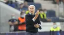 Pelatih Atalanta, Gian Piero Gasperini menginstruksikan pemainnya saat bertanding melawan Young Boys pada pertandingan grup F Liga Champions di Stadion Gewiss di Bergamo, Italia, Kamis (30/9/2021). Atalanta menang tipis atas Young Boys dengan skor 1-0. (AP Photo/Luca Bruno)