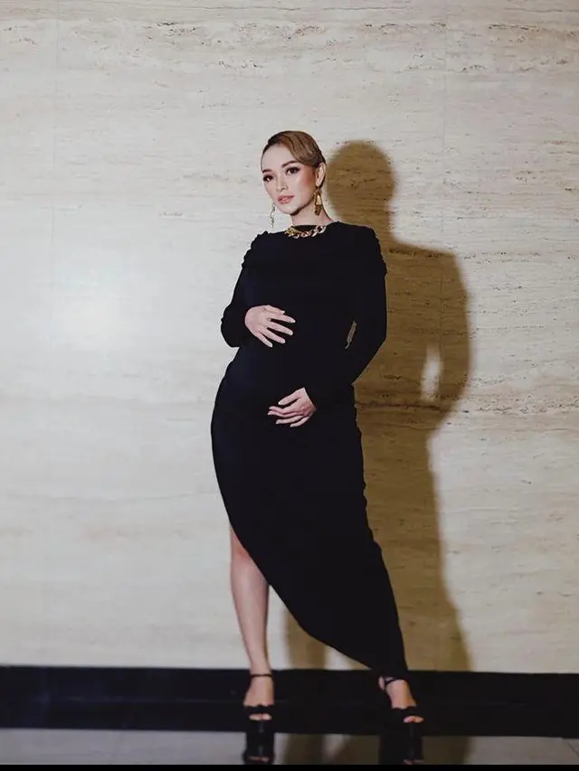4 Potret Gaya Zaskia Gotik Pamer Baby Bump yang Makin Besar dengan Gaun Pas Badan
