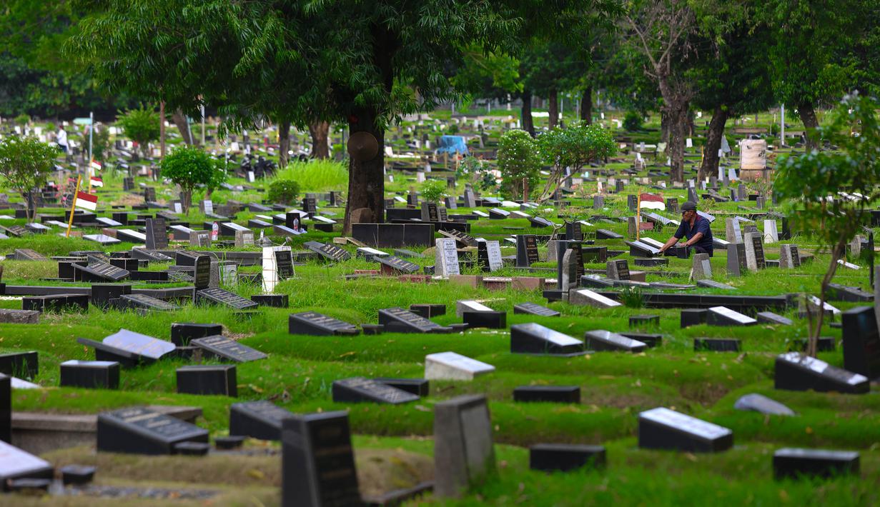 Suasana salah satu Tempat Pemakaman Umum (TPU) yang ada di Jakarta pada Rabu (5/11/2025). Pemerintah Provinsi DKI Jakarta juga sedang mengkaji untuk melakukan alih fungsi lahan pemakaman khusus COVID-19 menjadi pemakaman umum. (Kapanlagi.com/Budy Santoso)