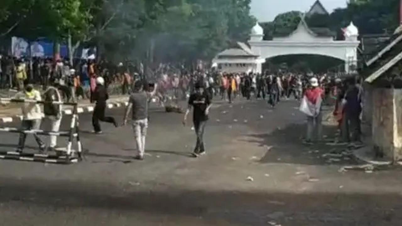 Balasan Gas Air Mata, Massa Demo Jambi Hujani Batu Gedung DPRD