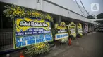 Karangan bunga dari artis hingga politisi terpampang di rumah duka Rima Melati RSPAD, Jakarta, Jumat (24/6/2022). Aktris senior, Rima Melati menghembuskan nafas terakhirnya di umurnya yang ke 82. Sebelumnya istri mendiang Frans Tumbuan itu sempat dirawat hampir 2 minggu di RSPAD Gatot Subroto. (Liputan6.com/Faizal Fanani)