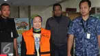 Wali Kota Cimahi nonaktif Atty Suharti Tochija berjalan usai menjalani pemeriksaan di Gedung KPK, Jakarta, Rabu (28/12). Atty diperiksa sebagai saksi terkait kasus dugaan korupsi pembangunan Pasar Atas Baru Cimahi. (Liputan6.com/Helmi Affandi)