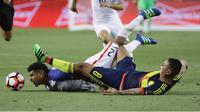 Bek timnas Amerika Serikat (AS) DeAndre Yedlin terjatuh pada laga melawan timnas Kolombia pada laga perdana Grup 1 Copa America 2016. (EPA/Peter Powell)