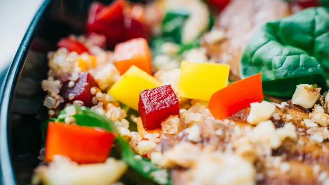 Resep Quinoa Salad dengan Kacang Merah dan Herbs Segar yang Mudah Dibuat untuk Menu Sehari-hari