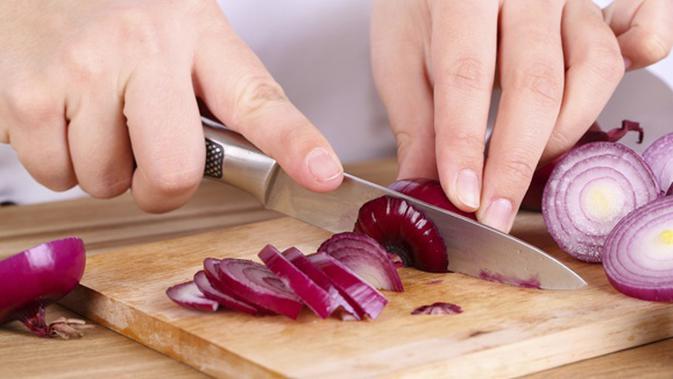 5 Trik Nyeleneh Memotong Bawang Merah Biar Nggak Pedih  di 