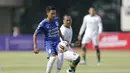 Gelandang PSIS Semarang, Fandi Eko Utomo menguasai bola dibayangi gelandang Persikabo 1973, Wawan Febriyanto dalam laga matchday ke-2 Grup A Piala Menpora 2021 di Stadion Manahan, Solo, Kamis (25/3/2021). (Bola.com/Arief Bagus)