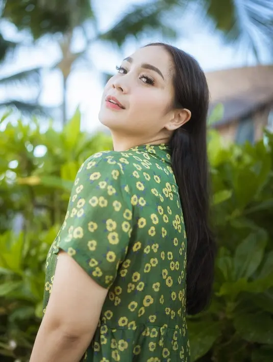 "Aku cantik nggak?" tulisnya [instagram/raffinagita1717]