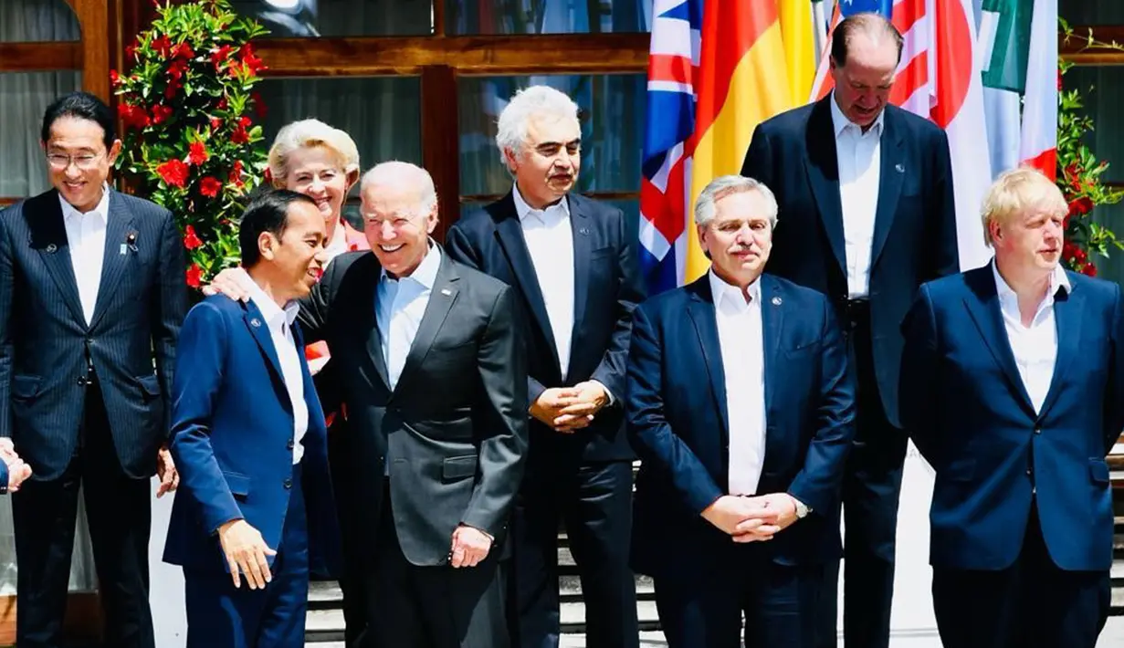 Presiden Joko Widodo atau Jokowi (depan kiri) berbincang dengan Presiden AS Joe Biden saat foto bersama para pemimpin G7 di lokasi KTT G7, Schloss Elmau, Jerman, Senin (27/6/2022). Jokowi hadir bersama pemimpin dari negara mitra G7 yaitu Presiden Argentina Alberto Fernández, PM India Narendra Modi, Presiden Senegal Macky Sall, dan Presiden Afrika Selatan Cyril Ramaphosa. (Foto: Biro Pers Sekretariat Presiden)
