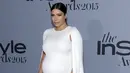 Kim Kardashian West mengenakan gaun putih yang memperlihatkan kehamilannya yang semakin besar saat menghadiri acara InStyle Awards di Getty Center, Los Angeles, California, Selasa (27/10/2015). (REUTERS/Kevork Djansezian)