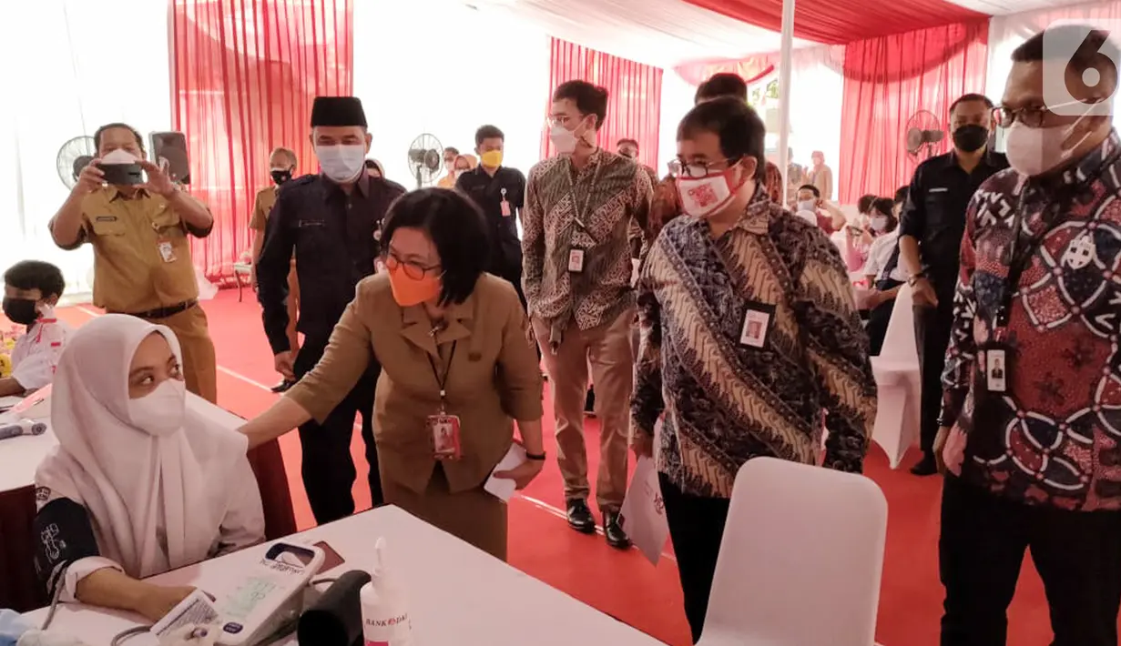 Kepala Sudin Pendidikan Wilayah Utara 1, Sri Rahayu Asih Utami didampingi Sekretaris Perusahaan Bank DKI, Herry Djufraini dan Deputi Direktur Kantor OJK Regional 1 DKI Jakarta dan Banten, F.A Purnama Jaya berbincang dengan siswi di SMA 111 Jakarta, Selasa (31/8/2021). (Liputan6.com/HO/BDKI)
