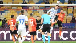 Gelandang Inter Milan, Ivan Perisic, berebut bola atas dengan bek Shakhtar Donetsk, Valeriy Bondar, pada laga lanjutan Liga Champions 2020/2021 di NSC Olimpiyskiy, Rabu (28/10/2020) dini hari WIB. Inter Milan bermain imbang 0-0 lawan Shakhtar Donetsk. (AFP/Sergei Supinsky)
