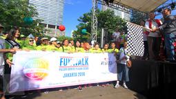Pendiri Artha Graha Group Tommy Winata (kiri) bersama Walikota Jakarta Selatan Tri Kurniadi saat melepas fun Walk, Car Free Day (CFD) dan Pasar Akhir Pekan di kawasan SCBD Jakarta, Sabtu (29/10). (Liputan6.com/Angga Yuniar)