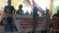 Puluhan aktivis yang tergabung dalam Sekber Relawan Jokowi NTT  Bersatu Menggugat Fary Fancis melakukan demontrasi di depan kantor DPRD  NTT, Kamis (26/7/2017).