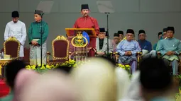 Sultan Hassanal Bolkiah menyampaikan pidato dalam sebuah acara di Bandar Seri Begawan, Brunei Darussalam, Rabu (3/4). Hukum syariah baru juga akan menghukum pencuri dengan potong tangan dan aborsi dicambuk di depan publik. (AFP)